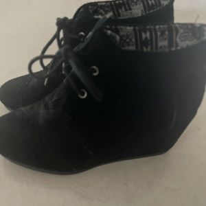 Size 7 TOMs booties